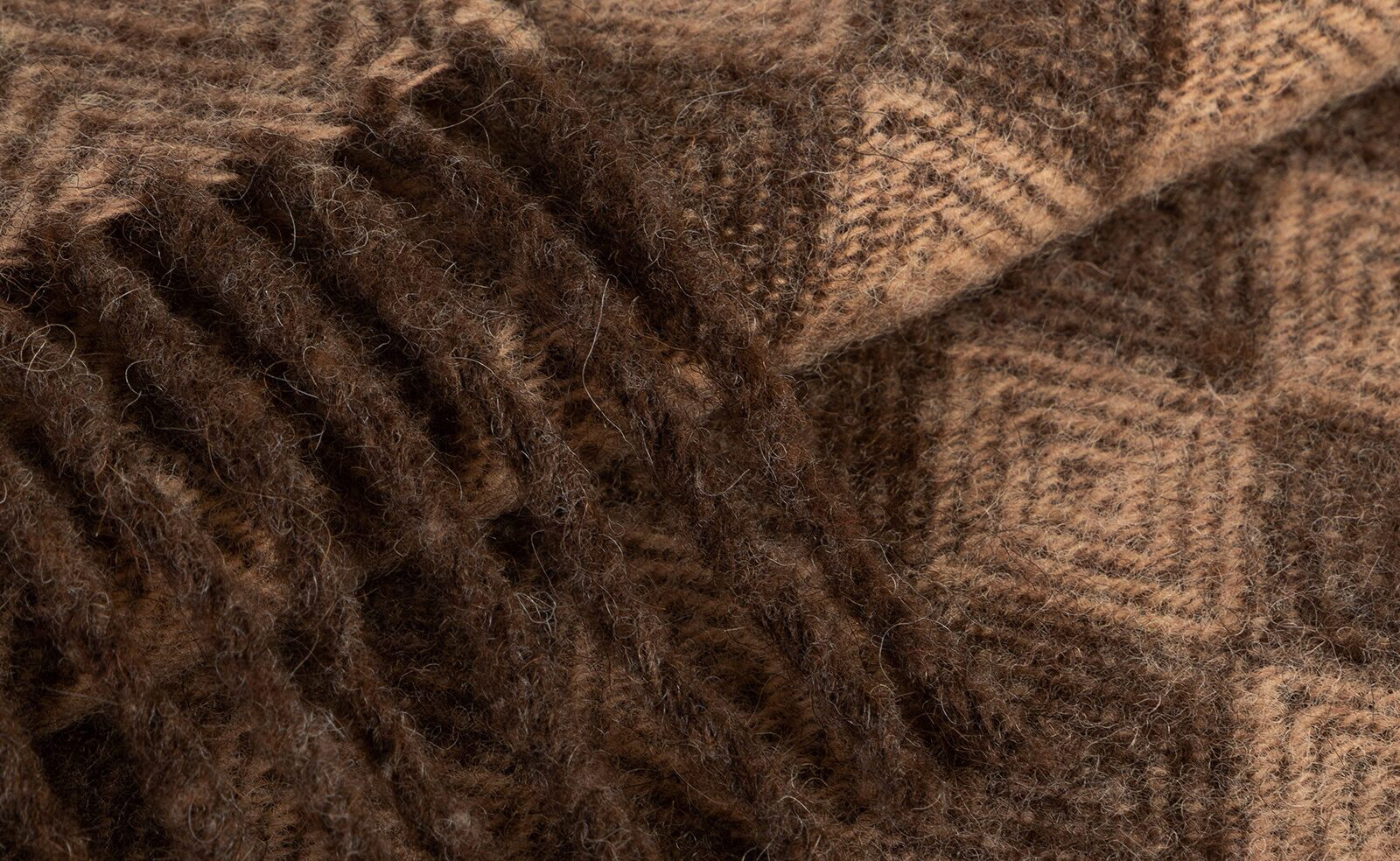 Coperta di lana che sa di pecora: perché succede e cosa fare