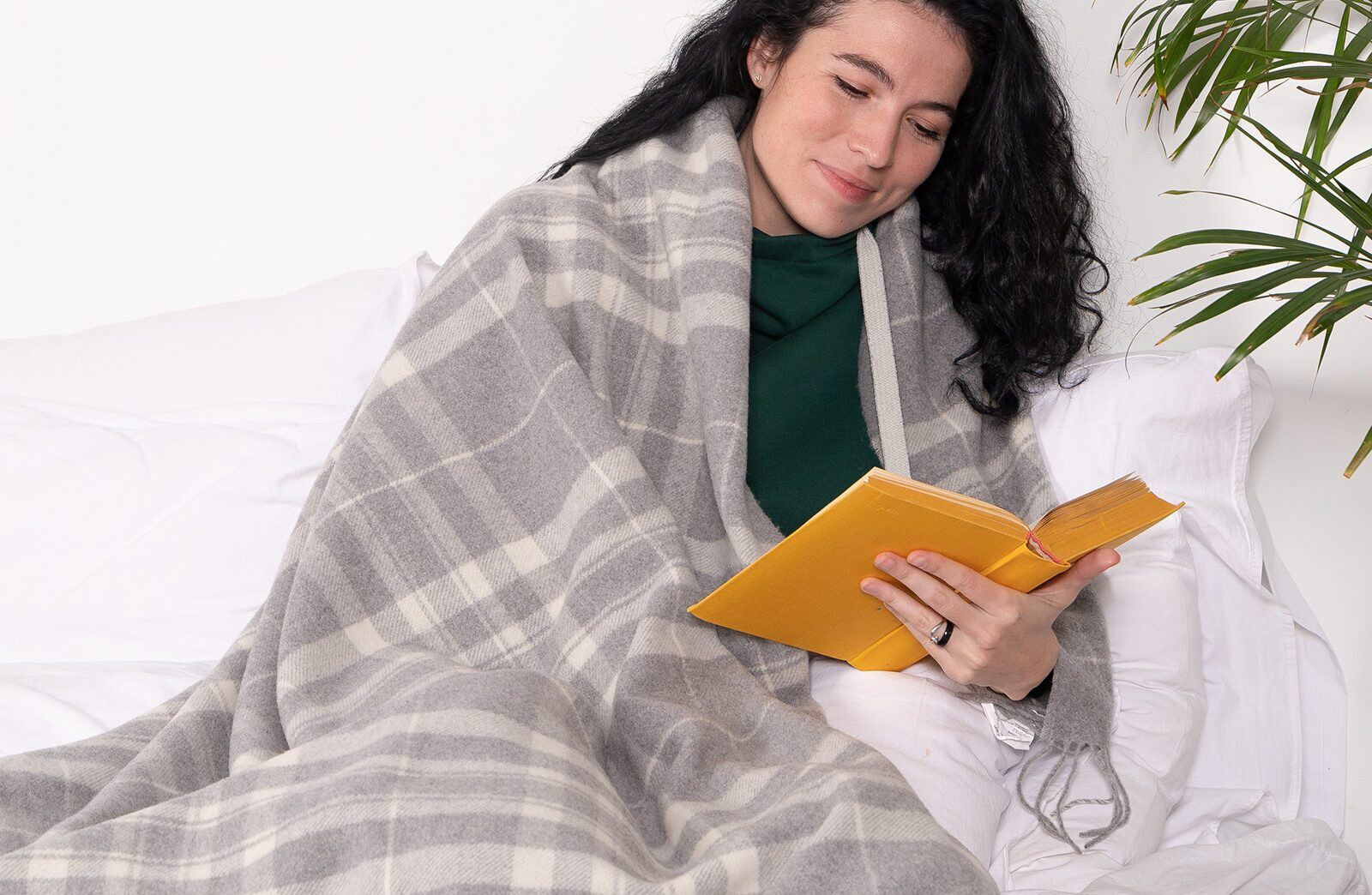 Dormire con la coperta di lana: sopra o sotto il piumone?